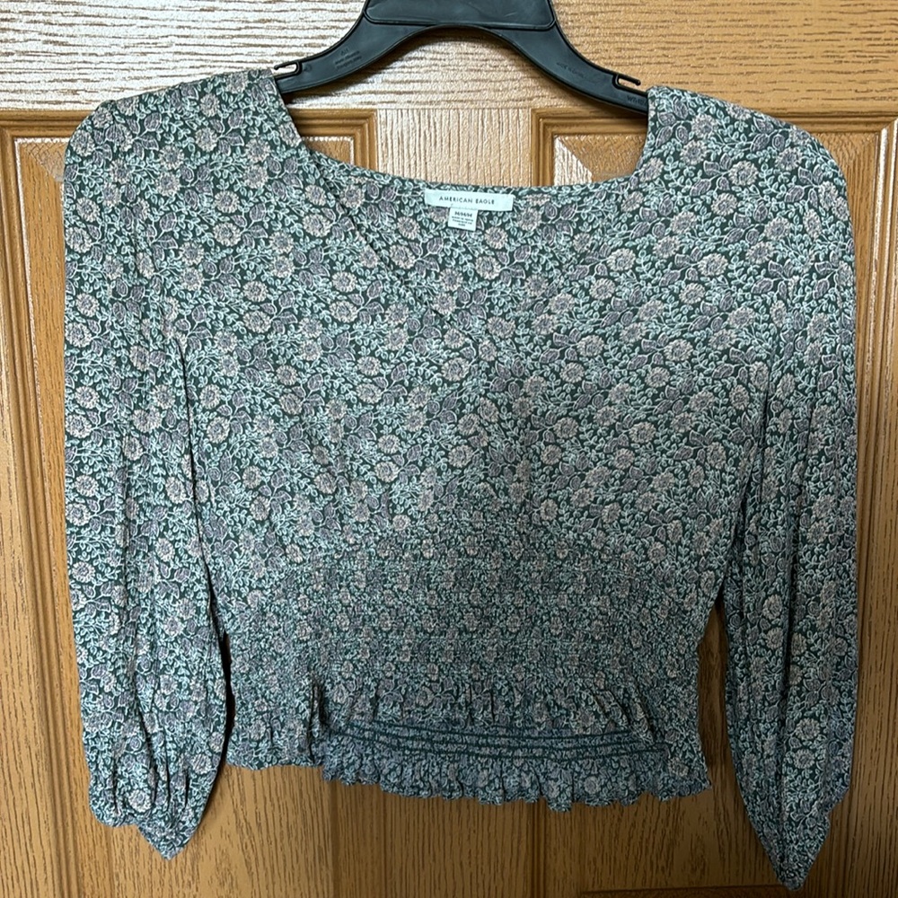 American Eagle Floral Blouse Size Medium, Cropped V Neck and Cinched Waist